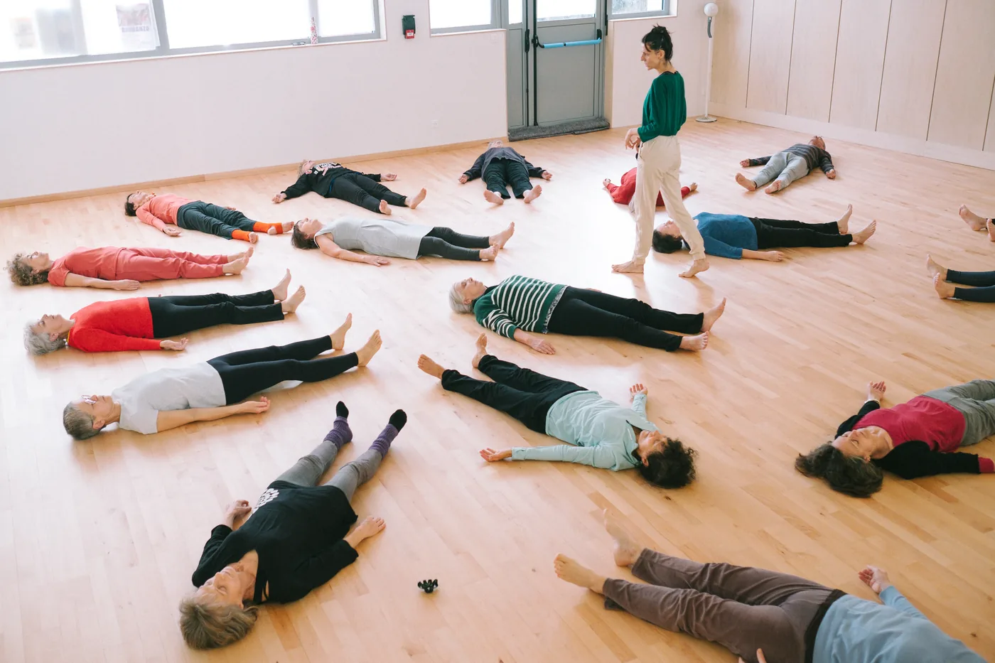 Pratique collective de danse contemporaine dans la salle La Bola à Clisson